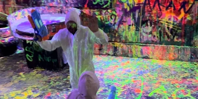New York Paint Therapy Experience in Neon Light - Image 4