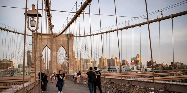 New York City Walking Tour Williamsburg DUMBO Brooklyn Bridge 4 hr - Image 3