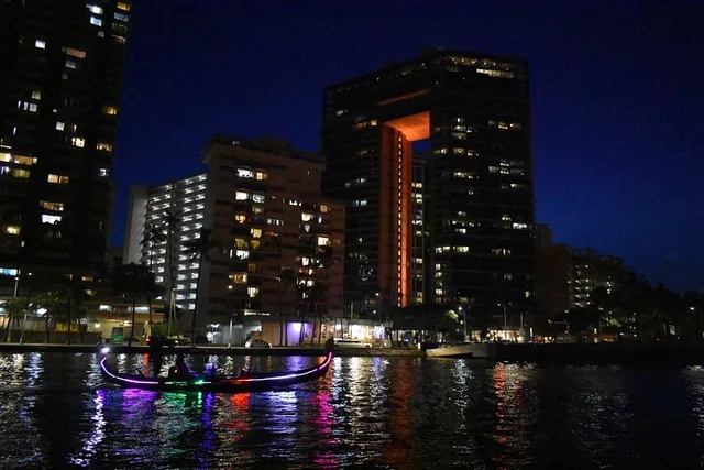 Waikiki Gondola Cruise with Lei and Drinks 1 hr - Image 4