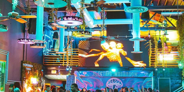 Las Vegas Nightclub VIP Entry with Cocktail - Image 1