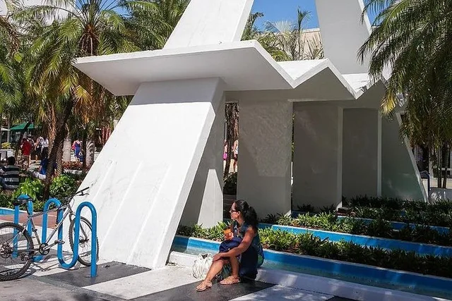 Miami Beach Mall Experience - Image 1