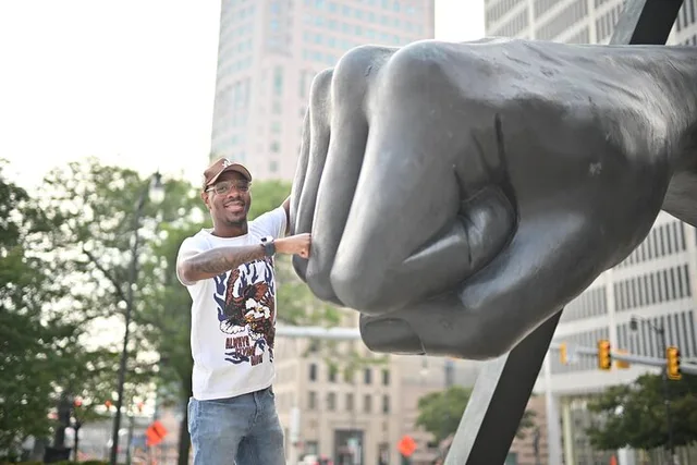 Detroit Guided Pedicab Tour - Image 5