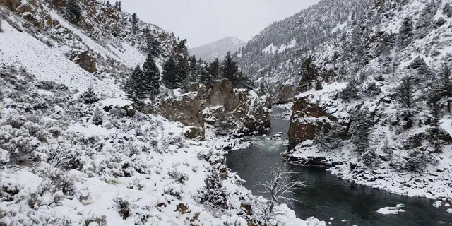 Gardiner Yellowstone National Park Snowshoe Tour 5 hr - Image 6