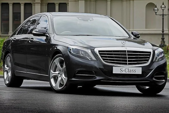 Honolulu Private Airport Transfer by Luxury Car - Image 1