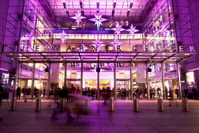 New York City Holiday Movie Sites and City Lights Tour - Image 3