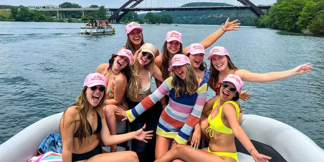Austin Lake Pontoon Boat Cruise 2 hr - Image 3