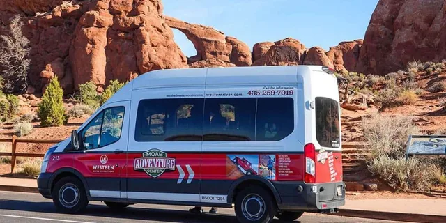 Moab Arches National Park Sunset Tour - Image 3
