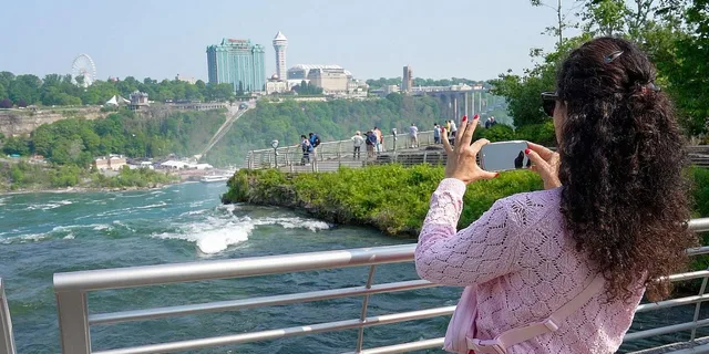 Niagara Falls USA and Canada Tour with Boat Cruise - Image 4
