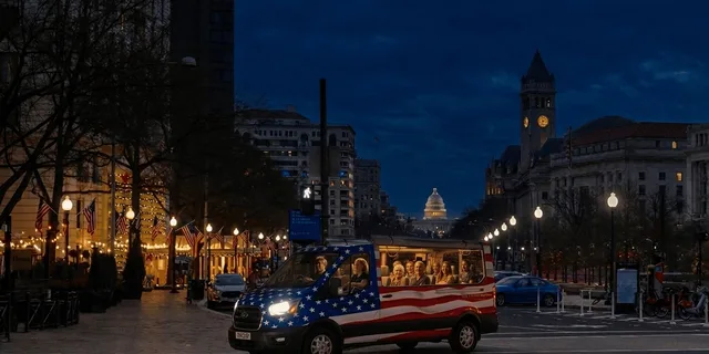 Washington DC Monuments Open-Air Moonlight Tour - Image 6