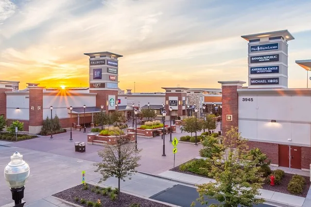 Minneapolis Shopping Tour to Twin Cities Outlets - Image 1