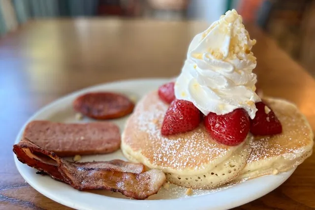Honolulu Diamond Head Hiking Tour with Breakfast - Image 1
