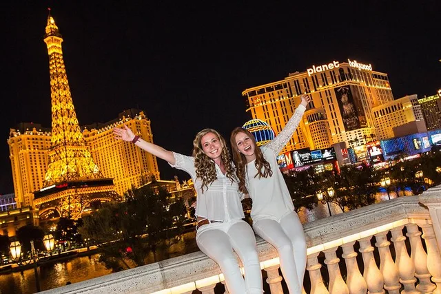 Las Vegas Strip Limo Tour with Photographer - Image 4