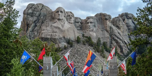 Rapid City Mt. Rushmore and Crazy Horse Tour - Image 1