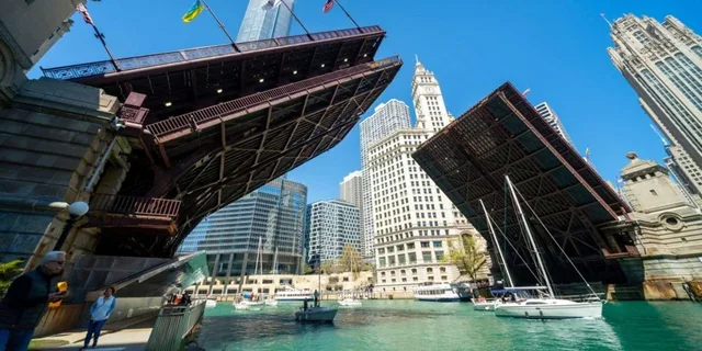 Chicago Walking Tour and Boat Cruise - Image 6