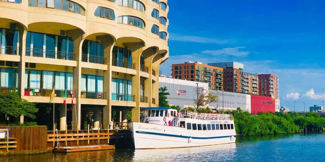Chicago River Architecture Tour - Image 3