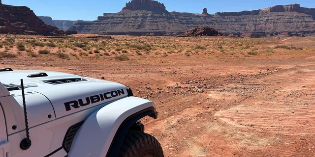 Moab Scenic Jeep Tour with Guide - Image 1