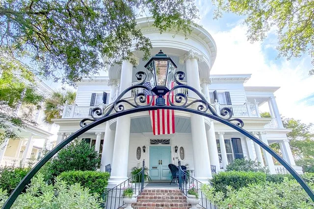 Charleston Walking Tour with Author Liz Butler - Image 1