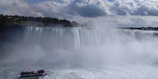 Niagara Falls Boat and Cave Tour with Shuttle - Image 6