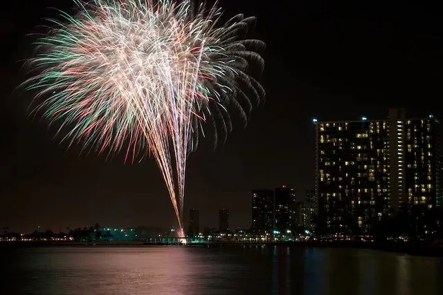 Honolulu Fireworks Sail from Waikiki Beach - Image 4