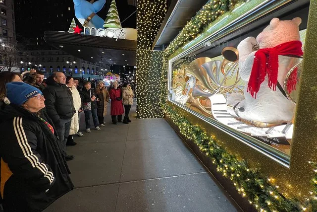 New York Christmas Holiday Lights Walking Tour 2 hr - Image 6