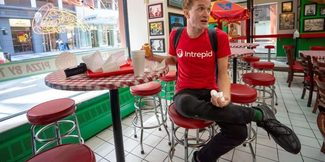 Chicago Loop Food Tour: Pizza, Dogs & Local Flavor 2 hr - Image 3