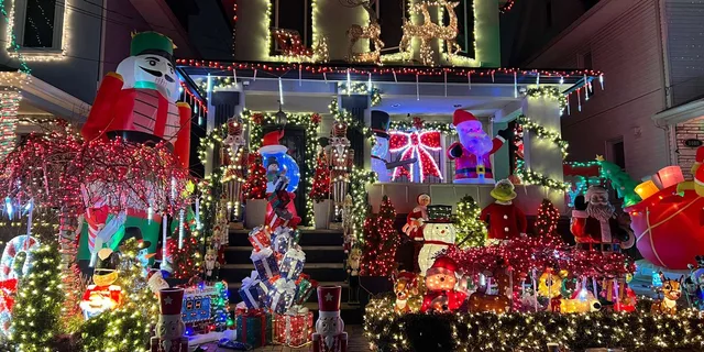 New York City Dyker Heights Christmas Walking Tour - Image 3
