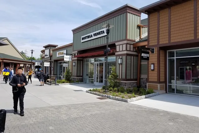 New York City Private Woodbury Common Shopping Tour - Image 3