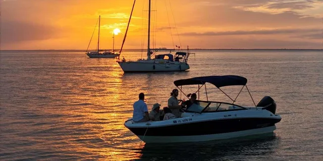 Miami Private Boat Cruise with Champagne 2 hr - Image 6