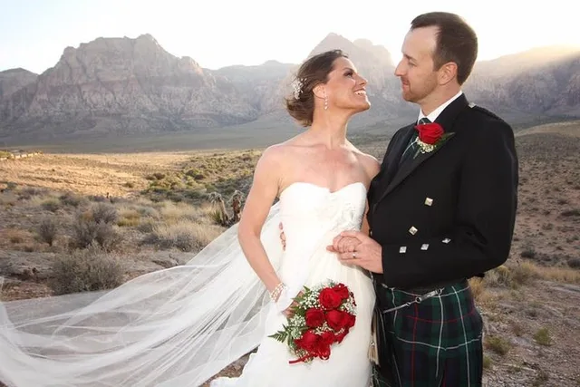 Las Vegas Red Rock Canyon Wedding Limousine Tour - Image 2