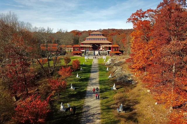 New York Chuang Yen & Woodbury Day Tour - Image 1