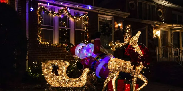 New York Dyker Heights Christmas Lights Tour - Image 3