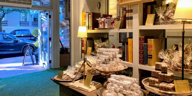 Savannah History Walking Tour with Coffee and Chocolate - Image 2