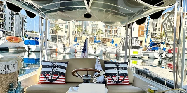 Los Angeles Boat Cruise with Wine and Charcuterie - Image 4