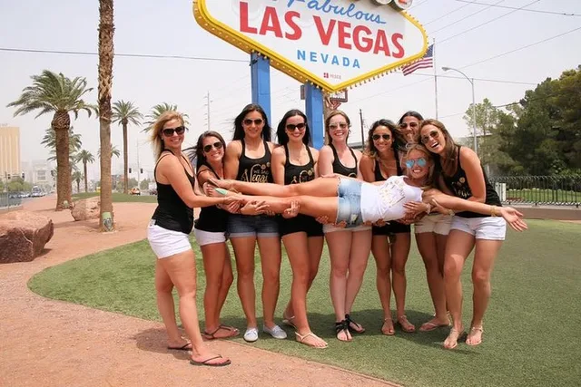 Las Vegas Photo Tour by Limousine - Image 2