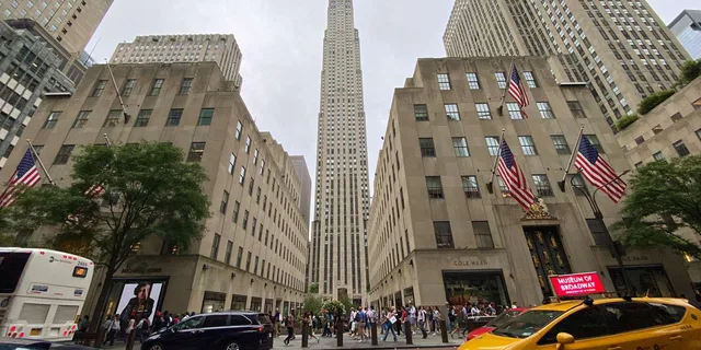 New York 5th Avenue Stroll and Empire State Sunset - Image 5