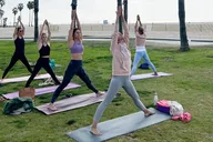 Santa Monica Beach Vinyasa Yoga Class in French thumbnail 2