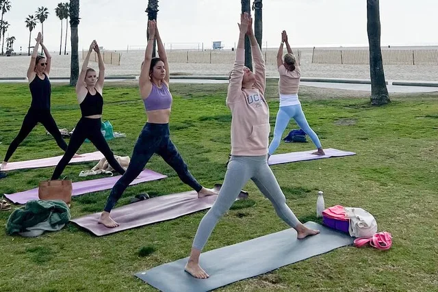 Santa Monica Beach Vinyasa Yoga Class in French - Image 2