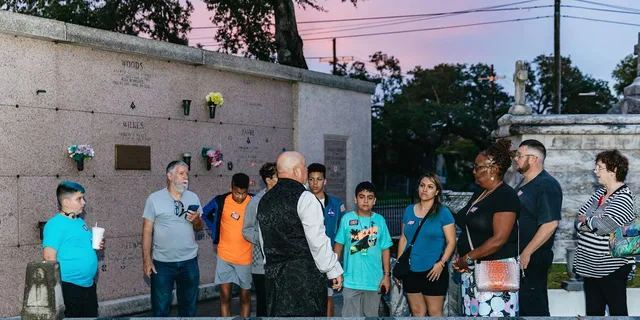 New Orleans Ghosts and Cemetery Bus Tour - Image 2