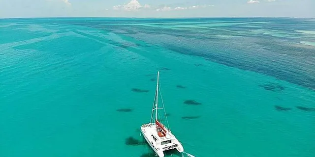 Miami Key West Boat Tour with Snorkeling and Open Bar - Image 1
