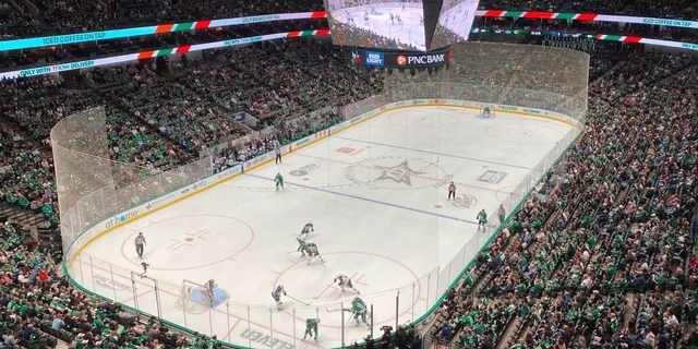 Dallas Ice Hockey Game at American Airlines Center - Image 4