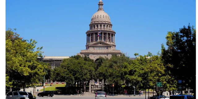 Austin Landmarks Tour in Open-Top Bronco - Image 4