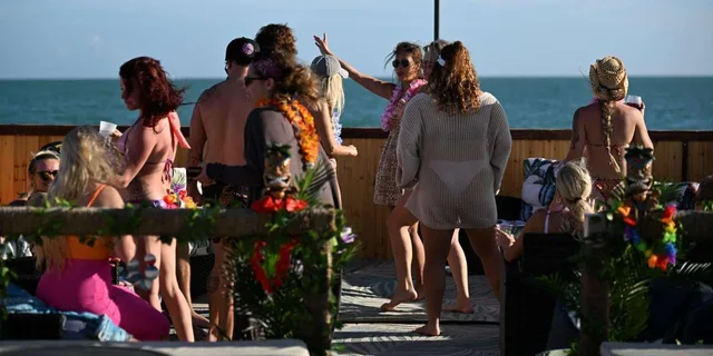 Key West Sandbar Tiki Cruise 3.5 hr - Image 6