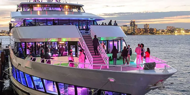 New York City Fireworks Cruise on Infinity Yacht - Image 2