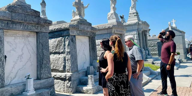 New Orleans City and Cemetery Tour with Garden District Stroll - Image 2