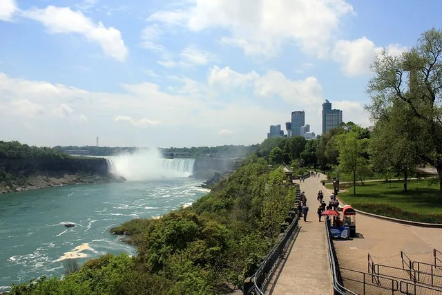 Niagara Falls Walking Tour with Maid of the Mist - Image 2