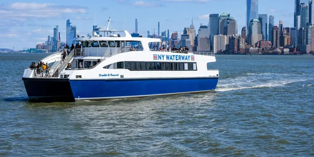 New York City Hudson & East Rivers Guided Cruise - Image 5