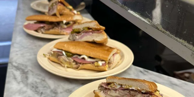 New York Sandwich Tour in Times Square - Image 6