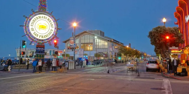 San Francisco Holiday Lights Tuk Tuk Tour - Image 4