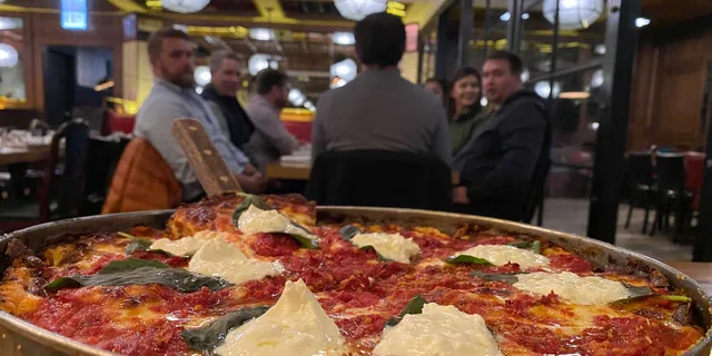 Chicago Walking Pizza Tour - Image 5