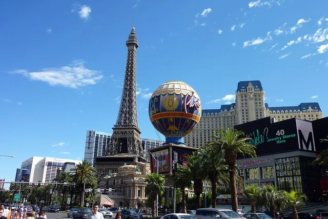 Las Vegas Scavenger Hunt Walking Tour 2 hr - Image 1